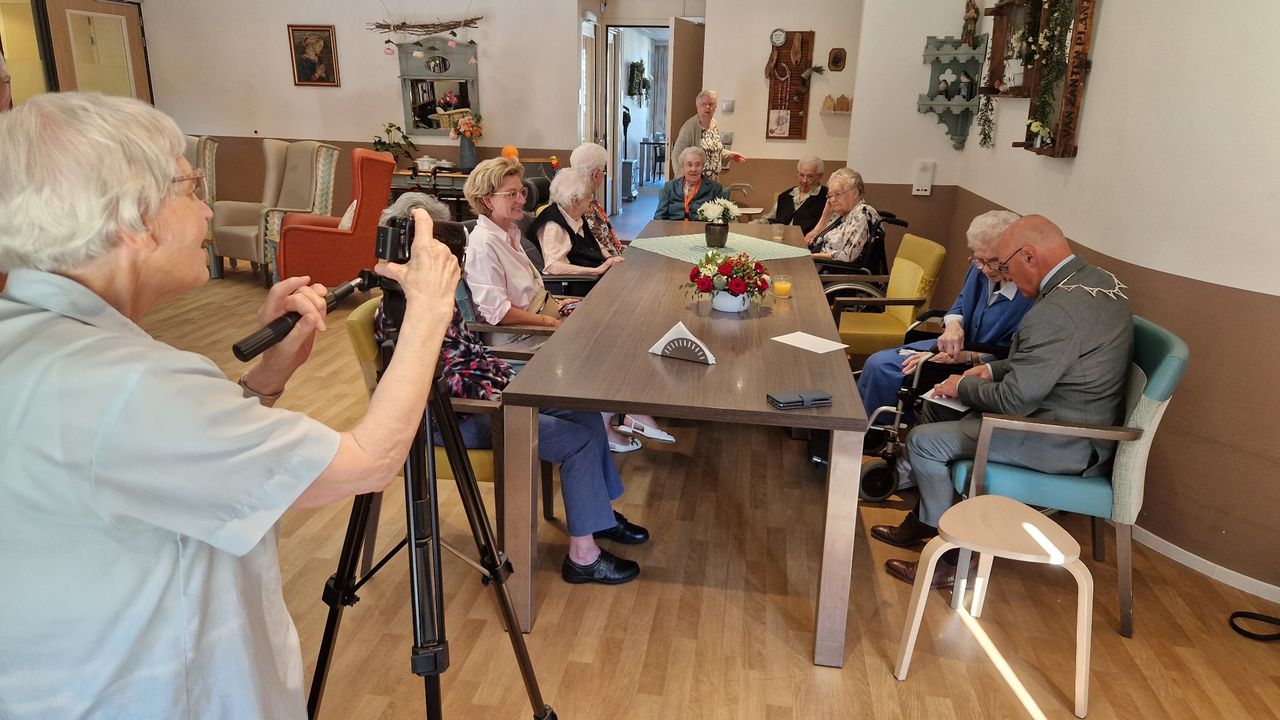 Zuster Egberta leest de brief van de Koning samen met de burgmeester (foto: Tom Berkers).