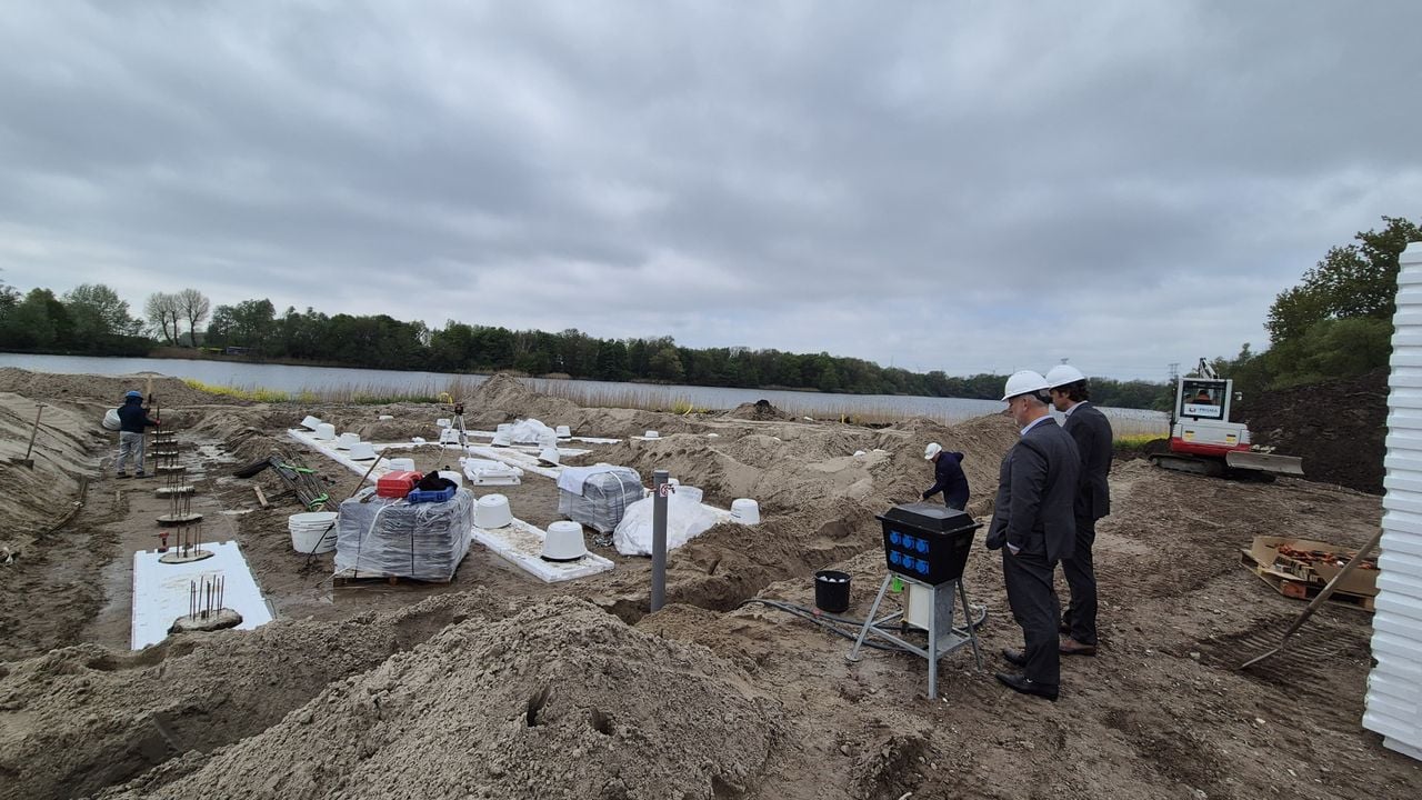 Het fundament voor het hotel, dat aan de Nionplas komt te liggen (foto: Niek de Bruijn).