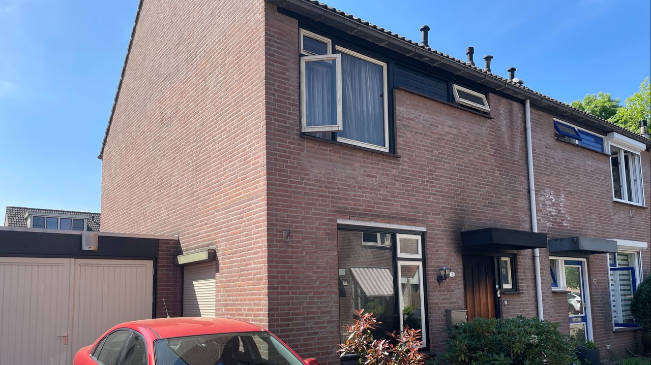 Aan de voorkant van het huis is woensdagmiddag nog schade te zien van de brand (foto: Rene van Hoof).