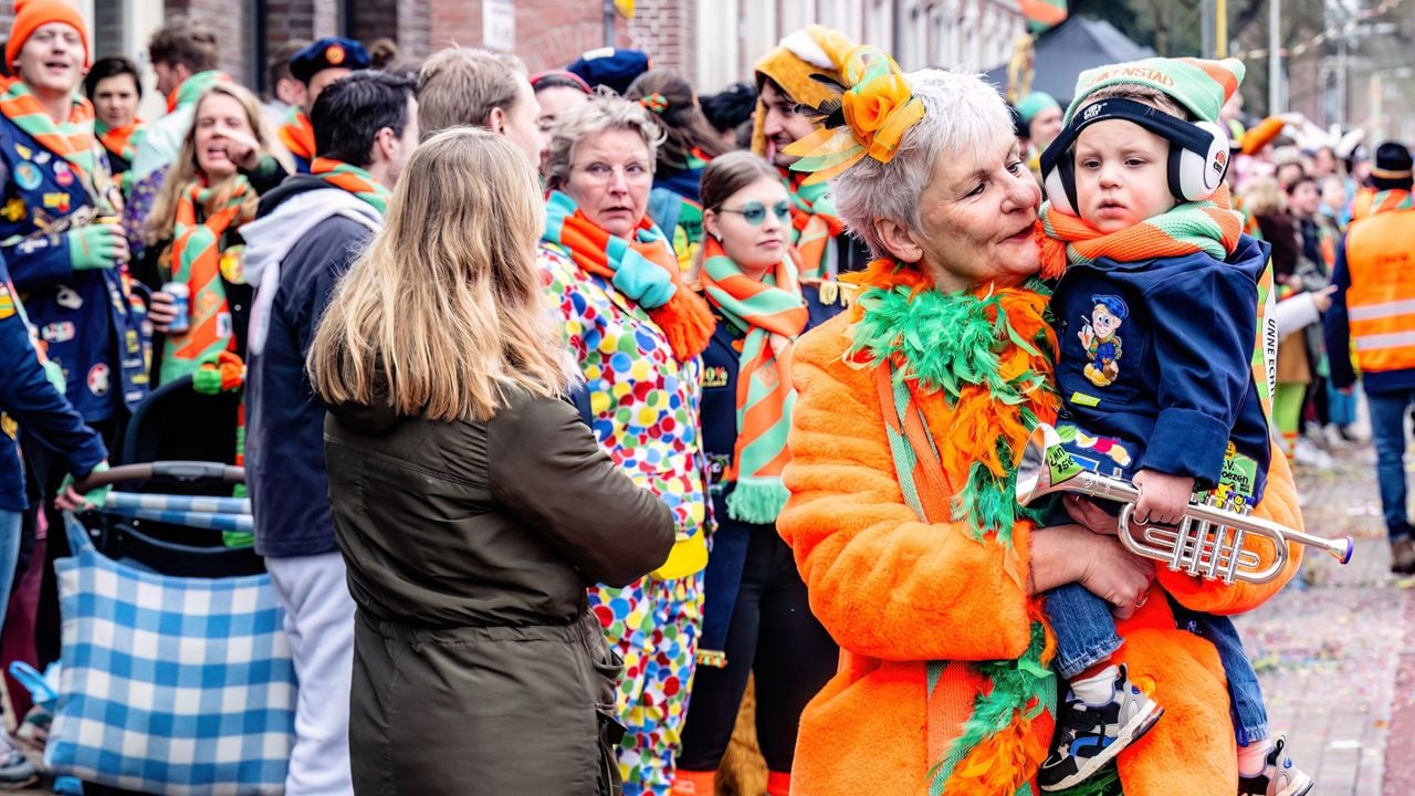 Jong en oud geniet van d'n Opstoet in Kruikenstad (foto: EYE4images).