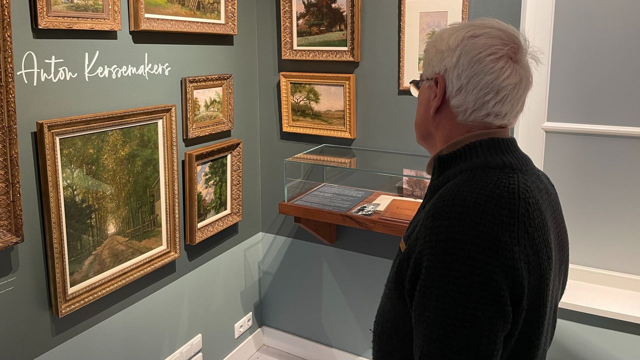 Bezoeker in het vernieuwde Van Gogh Village Museum