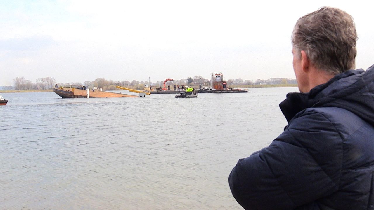 Bob Heijl kijkt toe hoe het schip zinkt. 