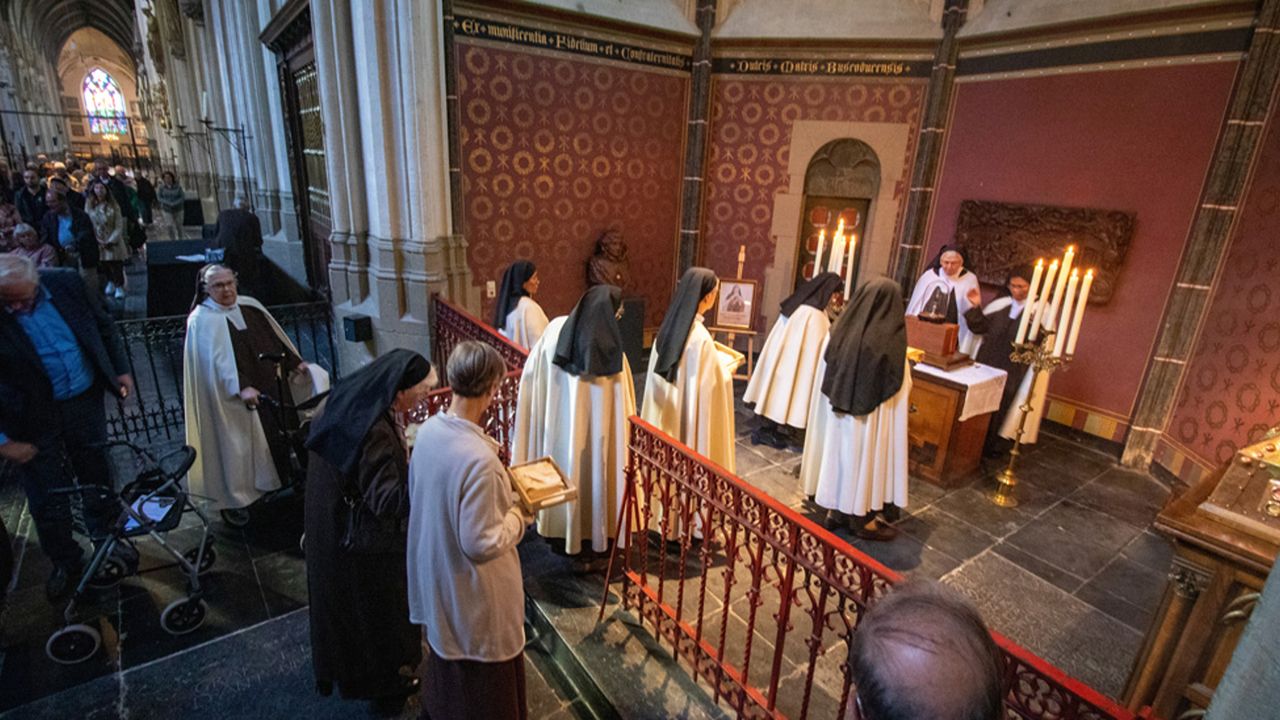 Overdracht relikwieën van de 'heilige non' in de Sint Jan (foto: Wim Koopman)  