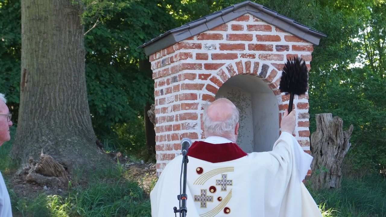 Pastoor zegent kapel in (Foto: Katja de Bresser)