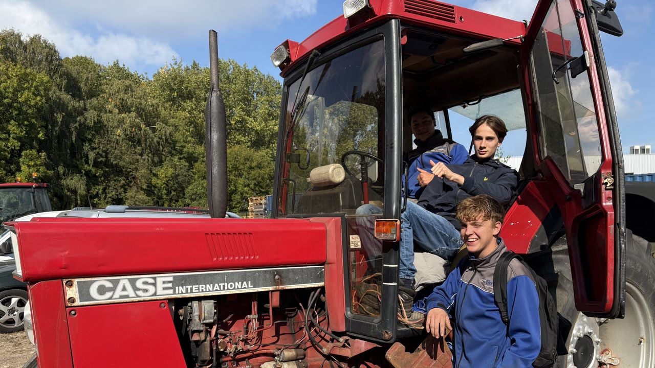 Een groepje vrienden brengt hun pauze door bij de eigen tractor (foto: Wilco Zonneveld).