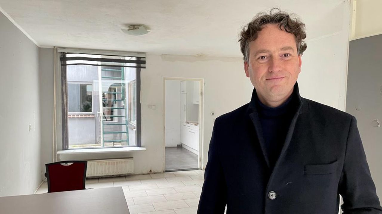 Burgemeester Bernd Roks verkoopt de woningen aan starters.