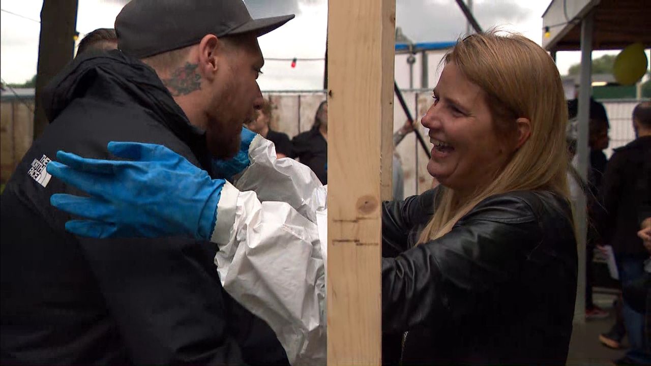 Knuffels voor Sharon op haar Jankfest.