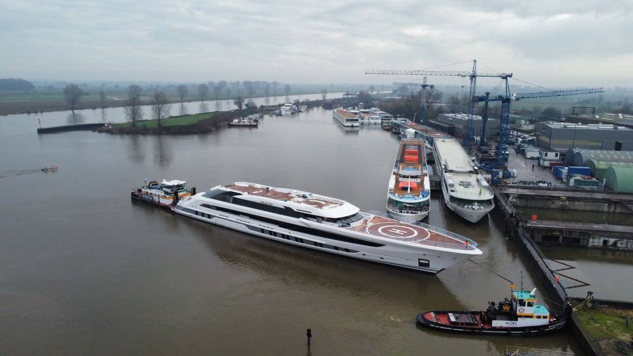 Het superjacht is naar een haven gesleept.