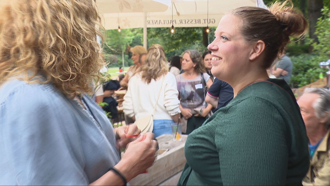 Rechts Ilse Jespers van de organisatie (foto: Niels Verdaasdonk/Omroep Brabant). 