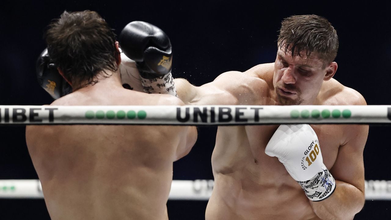 Kickbokser Rico Verhoeven in actie tegen de Rus Artem Vakhitov tijdens het gevecht om de wereldtitel (foto: ANP, Maurice van Steen).