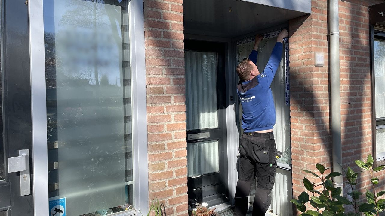 Glas wordt vervangen in De Moer (Foto: Omroep Brabant)