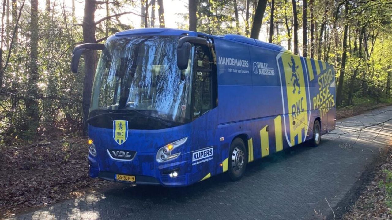 Spelersbus RKC Waalwijk (foto: Kupers touringcars).