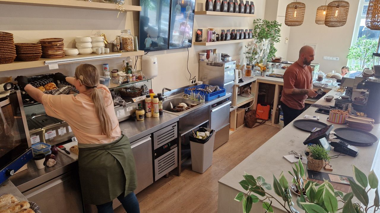 Marisca en Ferhat samen aan het werk in de koffiebar (foto: Tom Berkers).