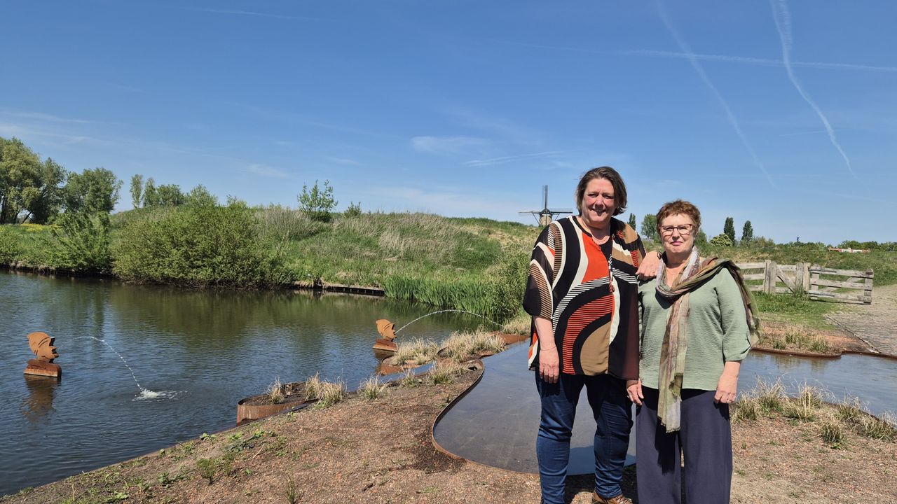 Petra Kimmel (l) van Toeristisch Traaie en regisseur Mariëlla Huijgens op de Kleine Schans (foto: Niek de Bruijn).