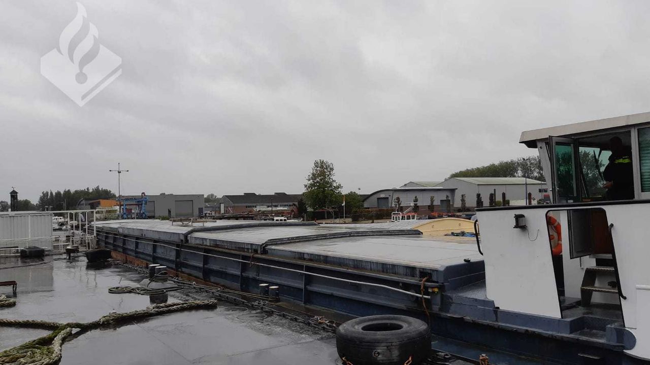 In de boot werden ruim tweeduizend planten gevonden.