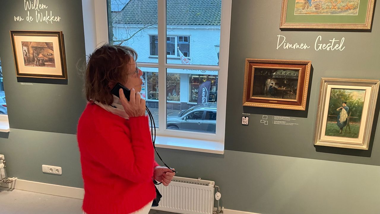 Bezoekster in het vernieuwde Van Gogh Village Museum