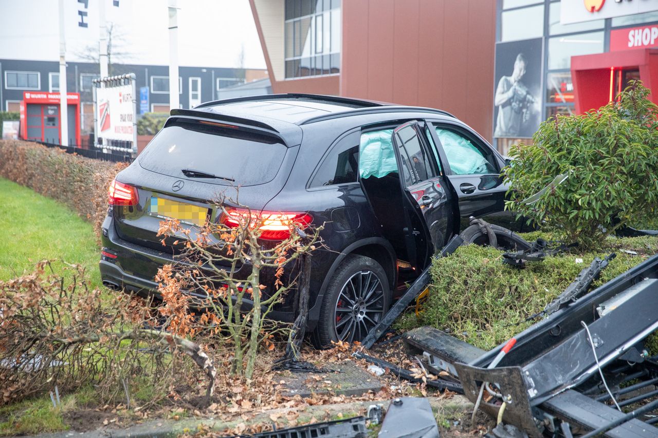 De auto kwam in een heg tot stilstand (foto: Christian Traets/SQ Vision).