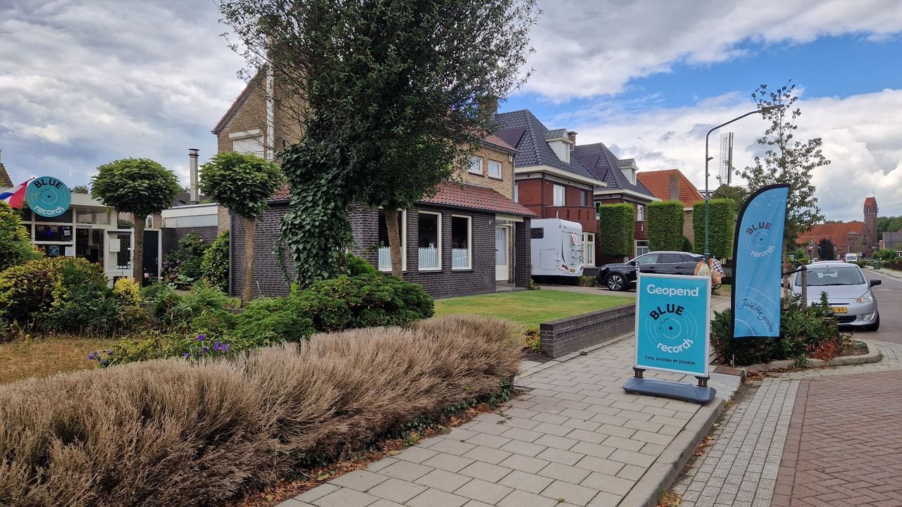 De winkel achter een woonhuis aan de Kerkstraat in Vorstenbosch (foto: Tom Berkers).
