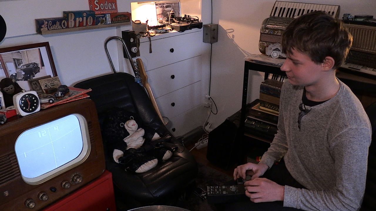 Maiky speelt 'Pong' op zijn tv uit 1952. (foto: Omroep Brabant)