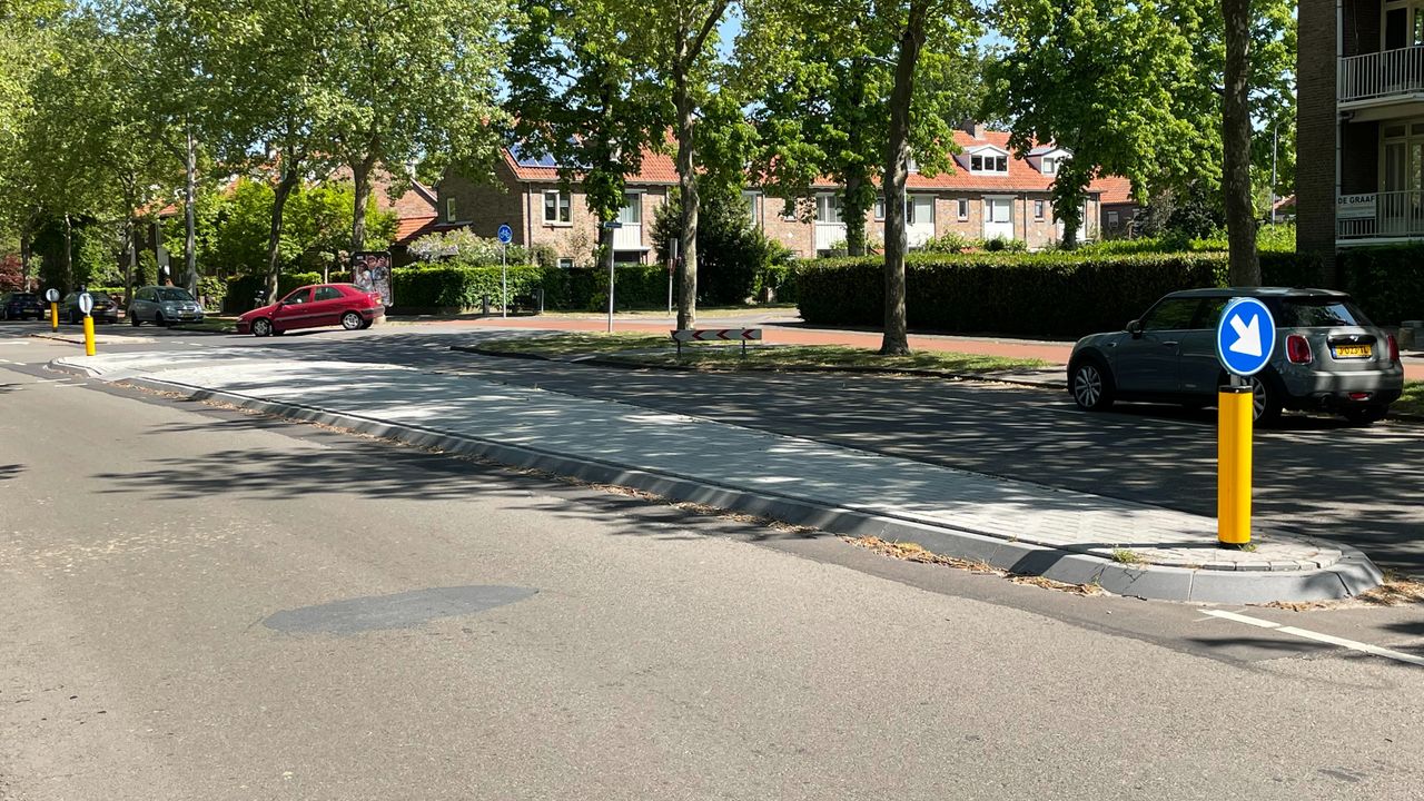 Het verkeerseiland werd in juli aangelegd (foto: Robert te Veele).