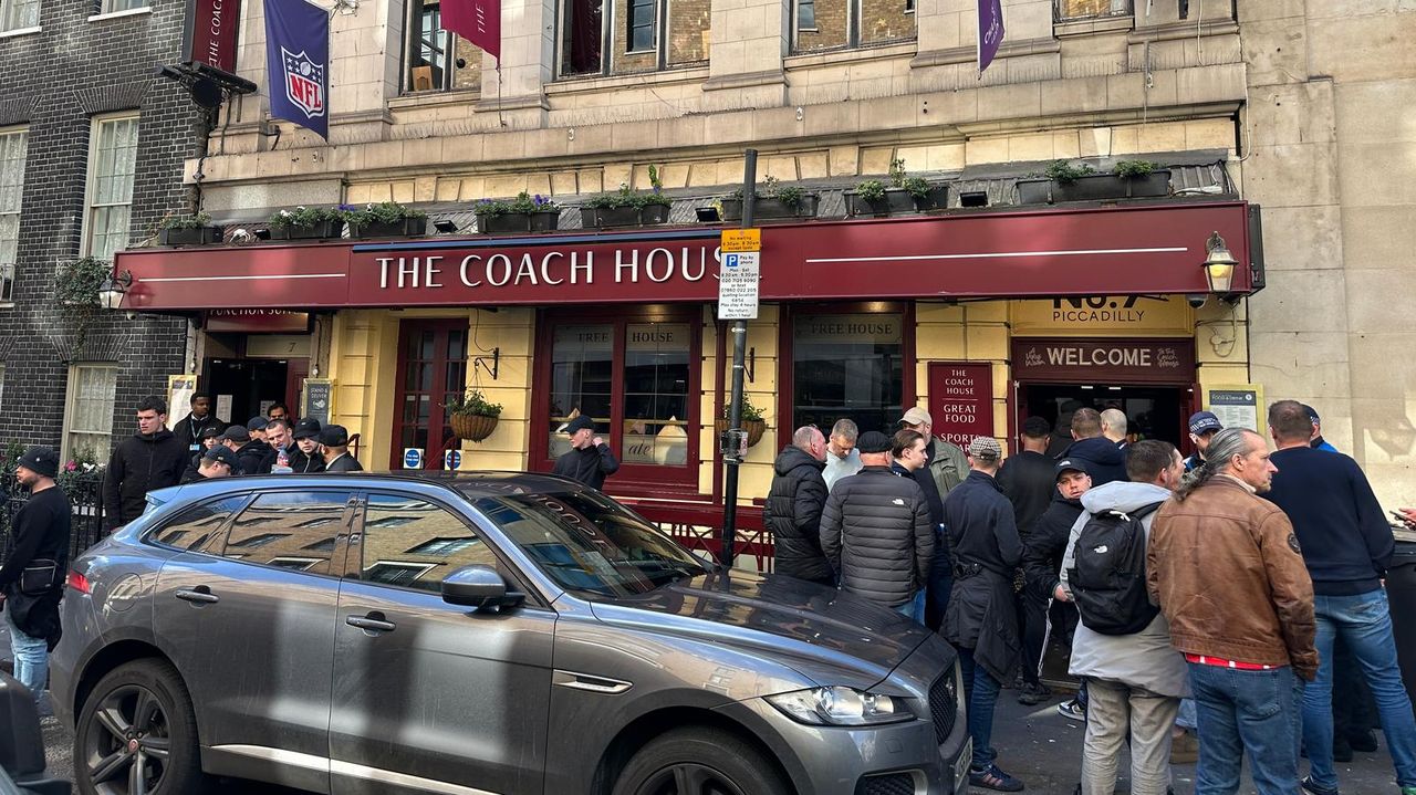 The Coach House is één van de vijf kroegen waar de supporters verblijven voor de wedstrijd (foto: Yannick Wezenbeek). 