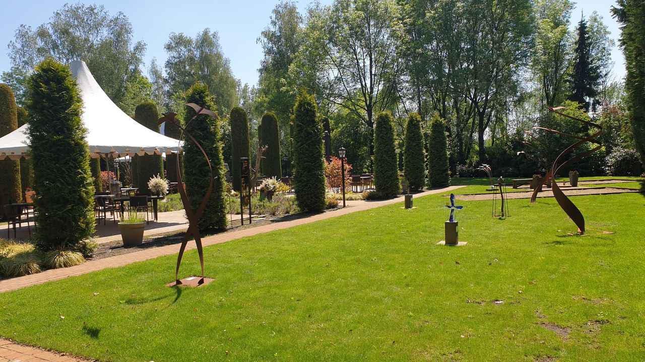 Een gazon vol beelden in Borkel en Schaft (foto: Robby Verhagen).