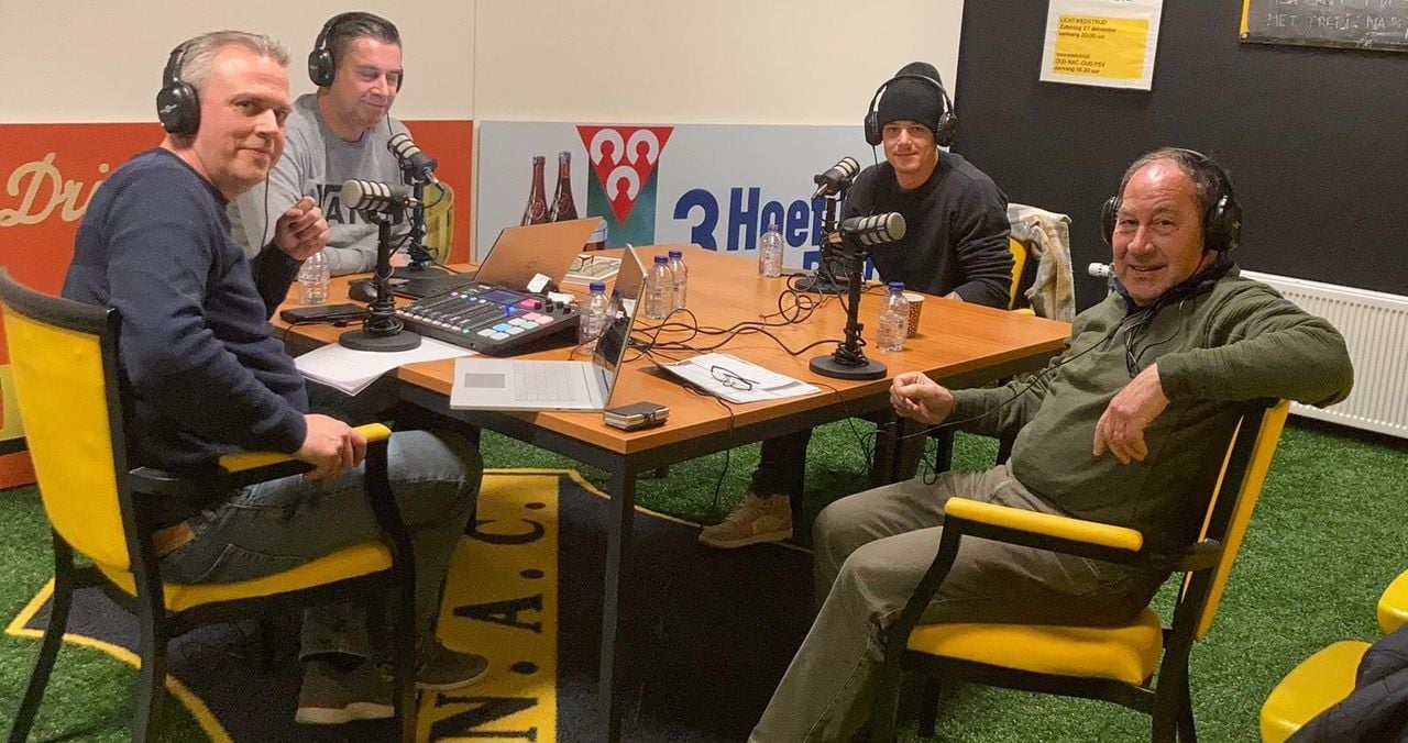 Ati Graaumans (r) in het NAC Museum tijdens opname van Die Ploeg Van Toffe Jongens Podcast.