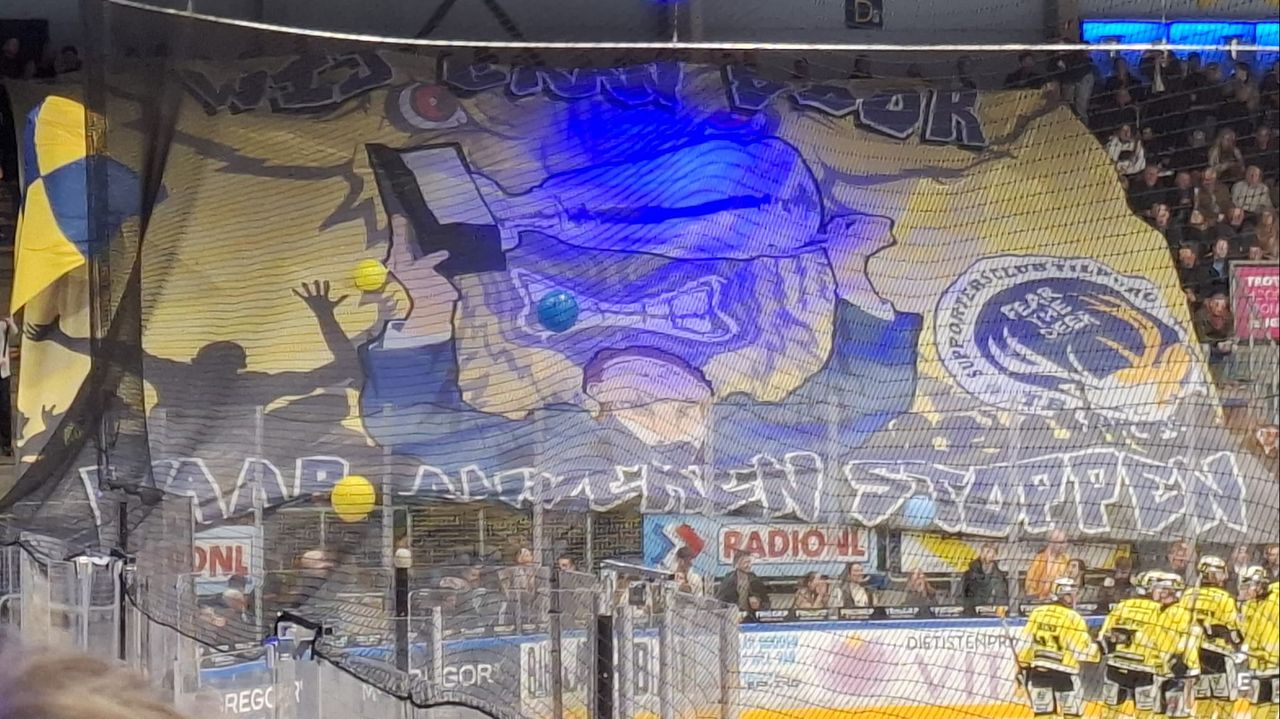 Supporters van Tilburg Trappers met een fraai spandoek. (Foto: Leon Voskamp)