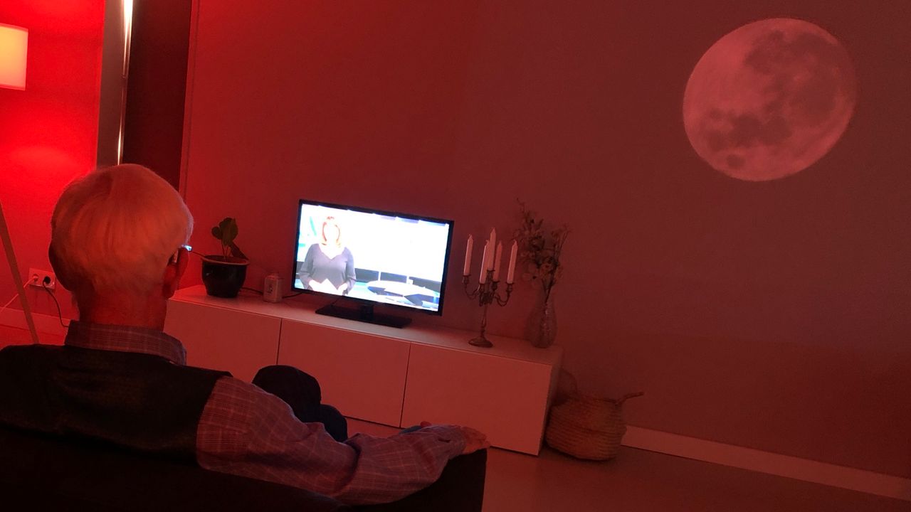 De projectie van de maan op de muur geeft aan dat je moet gaan slapen.