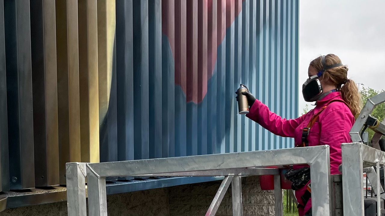 Rosalie maakt het hele kunstwerk zelf.