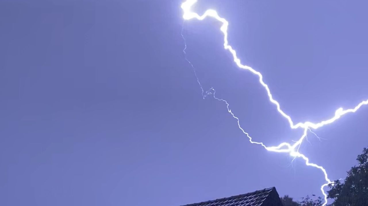 De bliksem, gefotografeerd vanuit een achtertuin (foto: Poels).