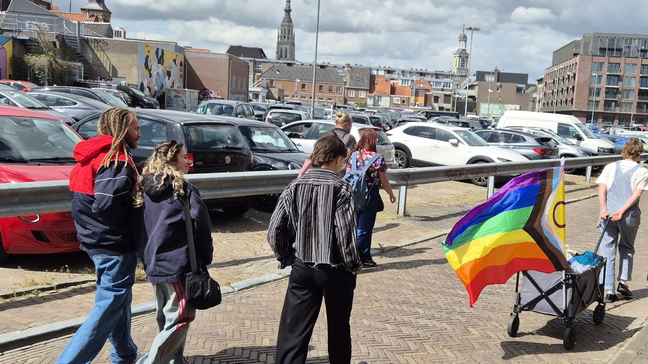 De queerwandeling van COC Tilburg-Breda trekt door de binnenstad van Breda (foto: Niek de Bruijn)