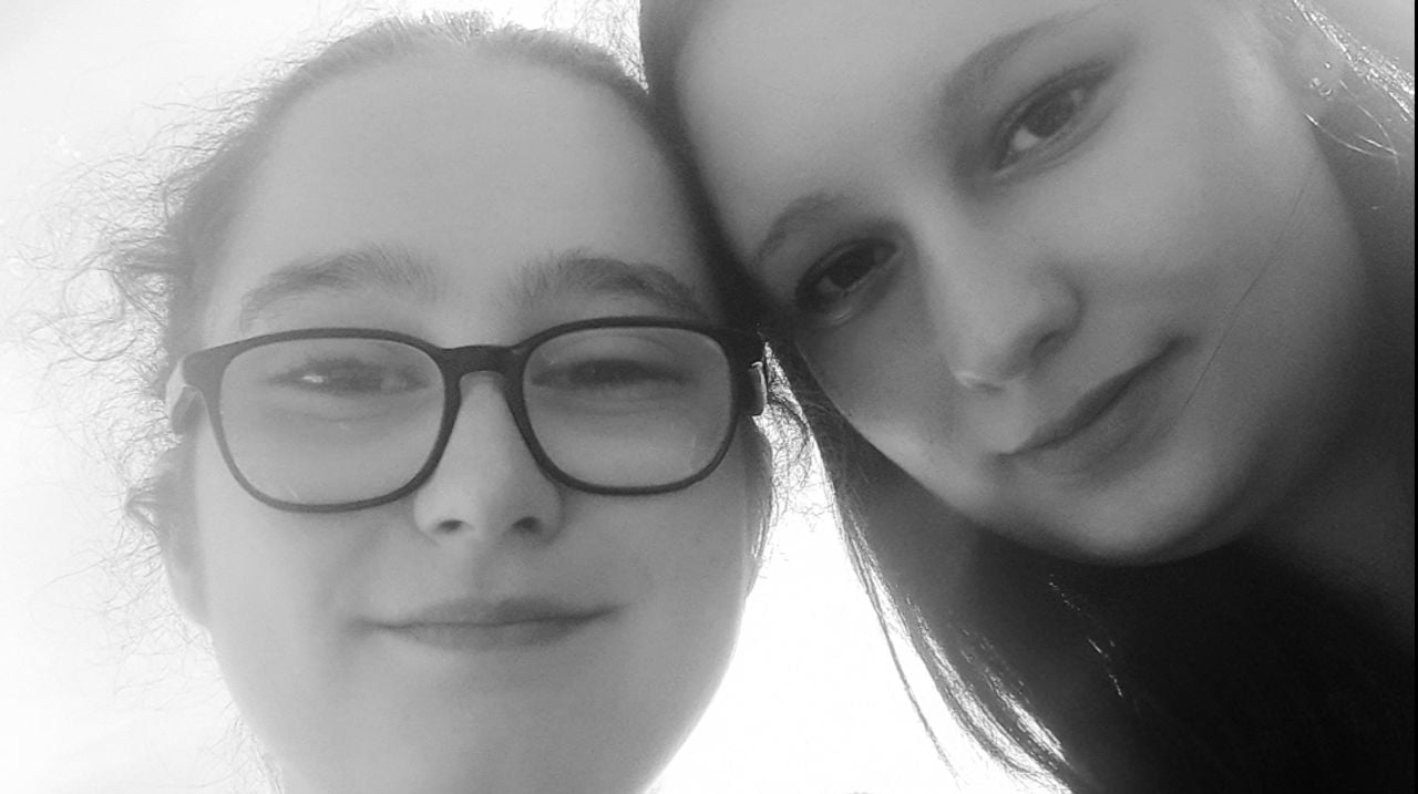 Lin en haar zusje Dunya (privéfoto).