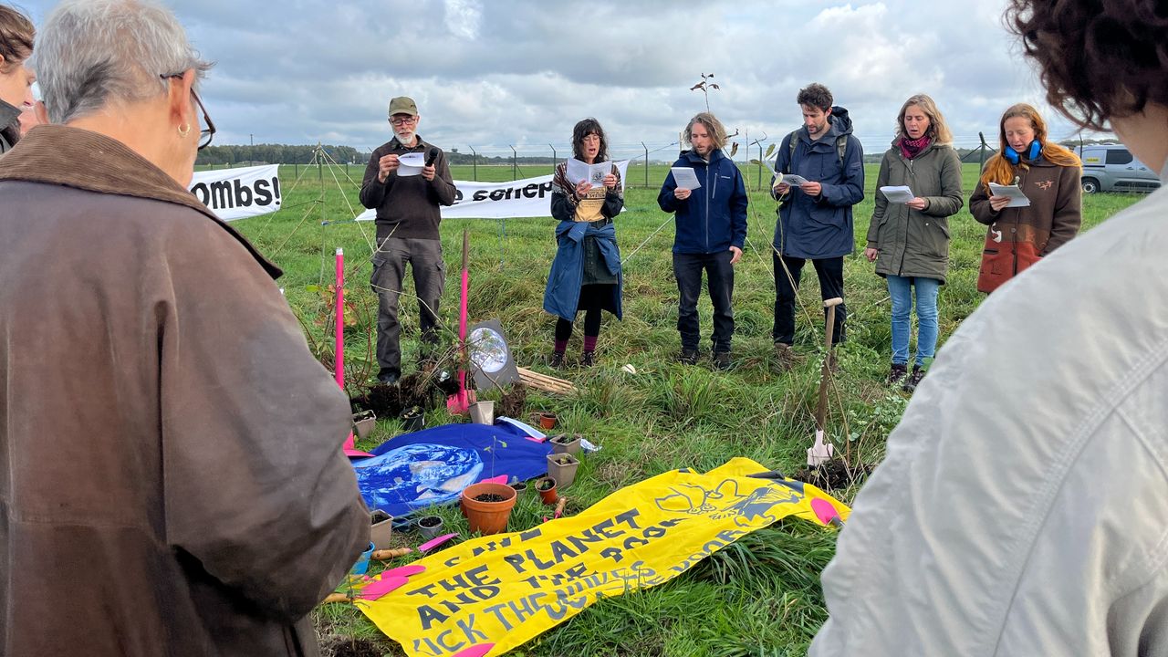 De demonstranten zongen liedjes (foto: Jan Waalen).