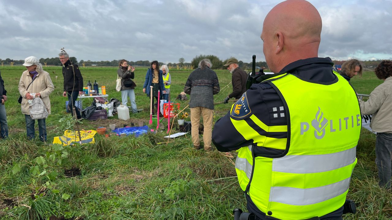 Agenten houden de boel nauwlettend in de gaten (foto: Jan Waalen).