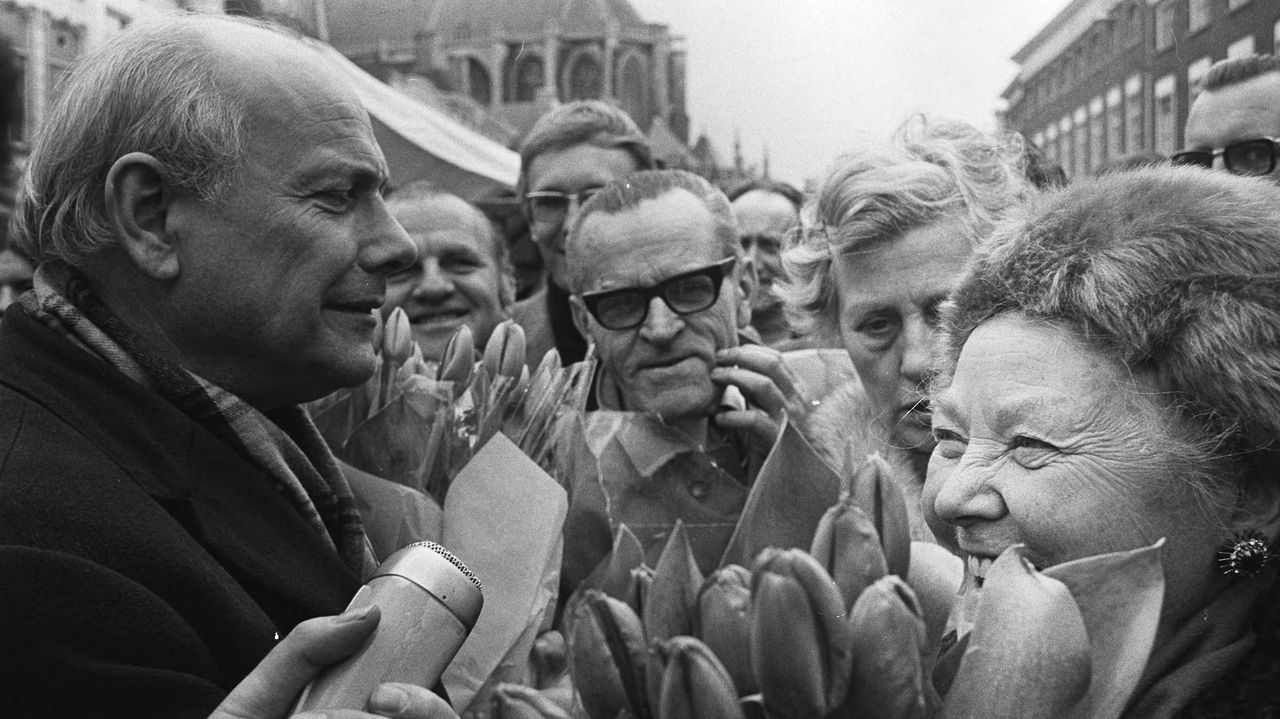 PvdA-leider Joop den Uyl voert campagne op de markt in Breda (foto: Nationaal Archief)