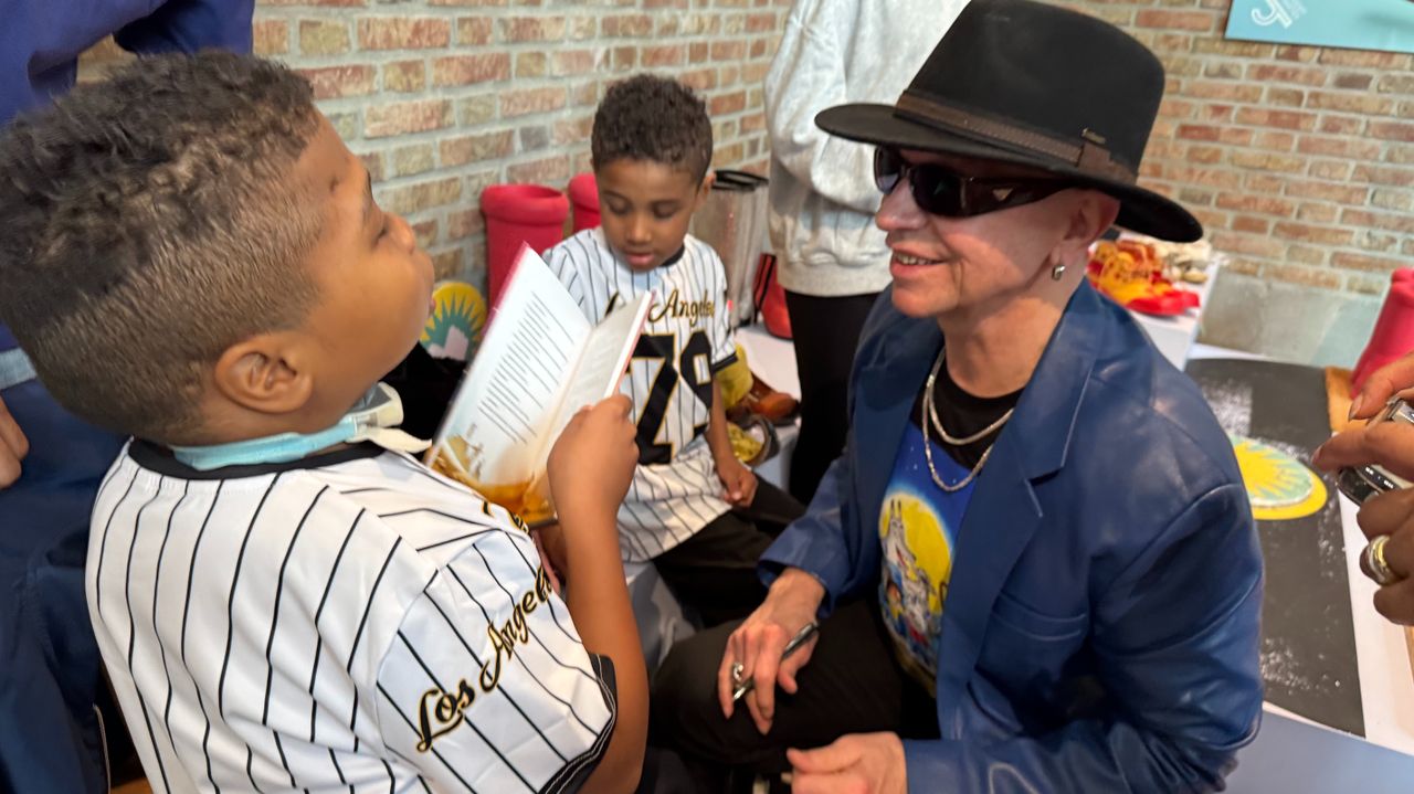 Justiniano ontving het eerste exemplaar van zijn idool (foto: Omroep Brabant).