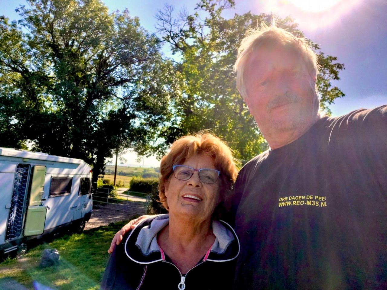 Hans en Mieke op een van hun vakantie met de camper. (foto: privéarchief).