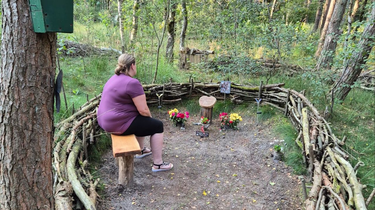 Jessica bij de uitstrooiplaats van haar vader (foto: privé).