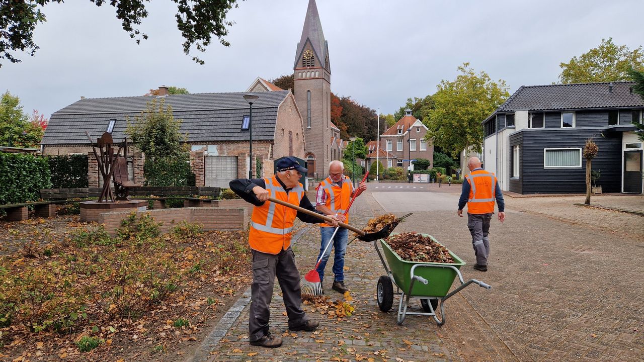 Een aantal van de vrijwilligers aan het werk rond de kerk (foto: Tom Berkers).