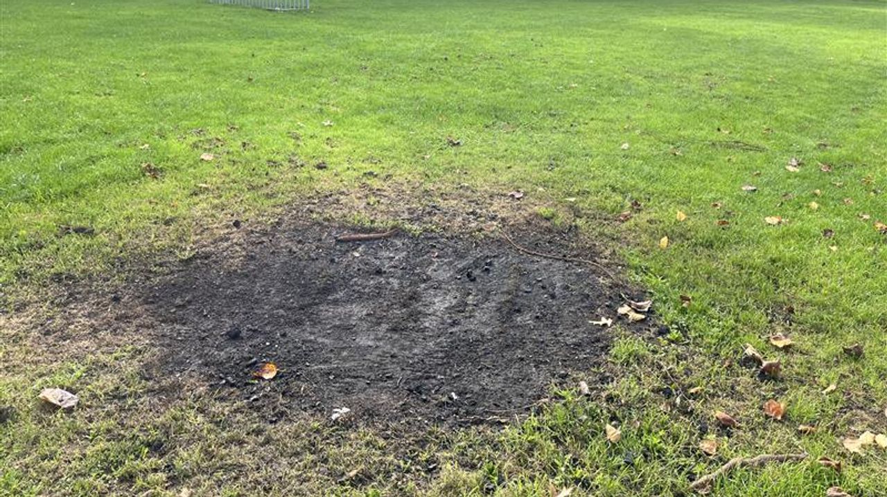 Sporen van de eerdere brandstichting aan de d’Onvermoeidelaan. (foto: Floortje Steigenga)