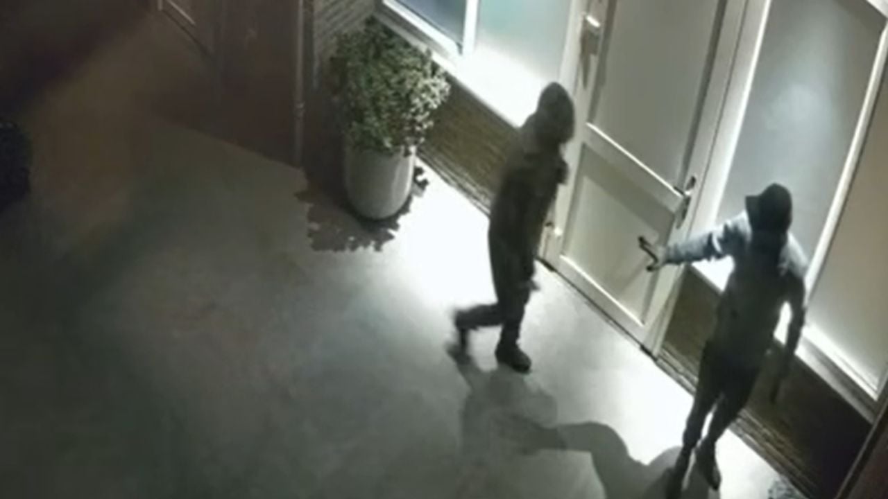 De inbrekers zijn haast onherkenbaar op de camerabeelden (foto: Jessica en Twan van Bommel).