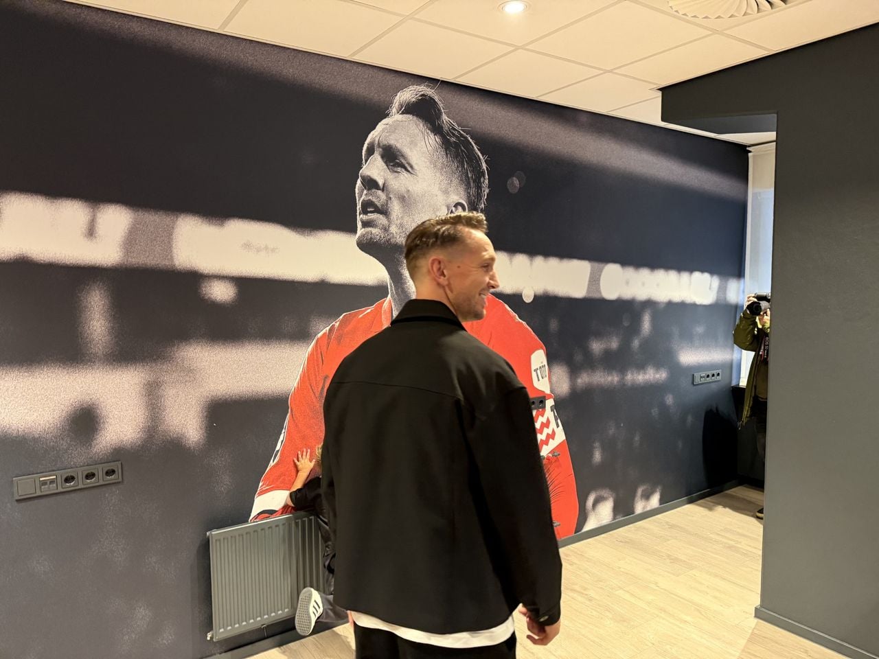 Luuk de Jong herontdekt de naar hem vernoemde perskamer (foto: David Kramer).