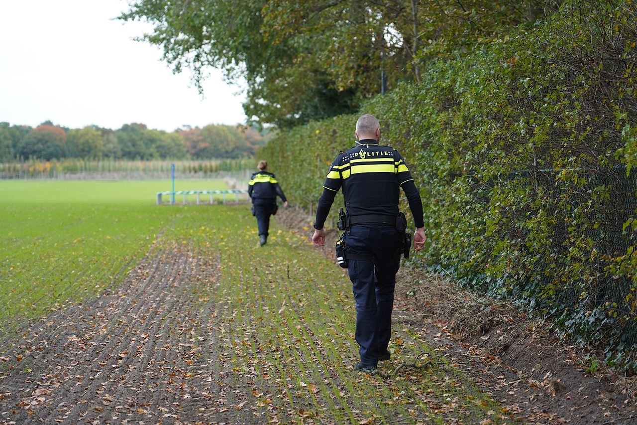 Agenten zoeken in de buurt van Oosterhout (foto: Jeroen Stuve / Persbureau Heitink).