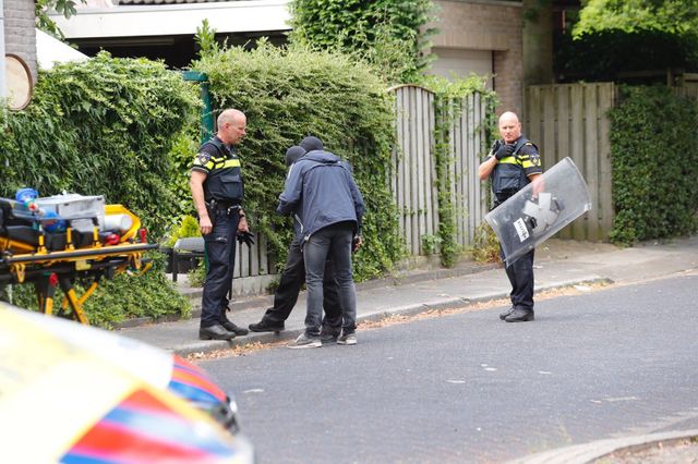La police et les négociateurs à Eindhoven. Photo : SQ Vision Média Productions