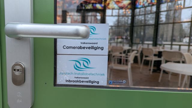 Il y a un autocollant sur la porte d'entrée du Pavillon du Marché concernant la surveillance par caméra (photo : Ferenc Triki)