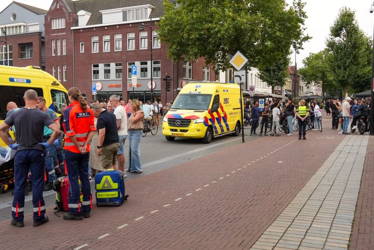 Een gevallen fietsster trok veel bekijks (foto: SQ Vision).