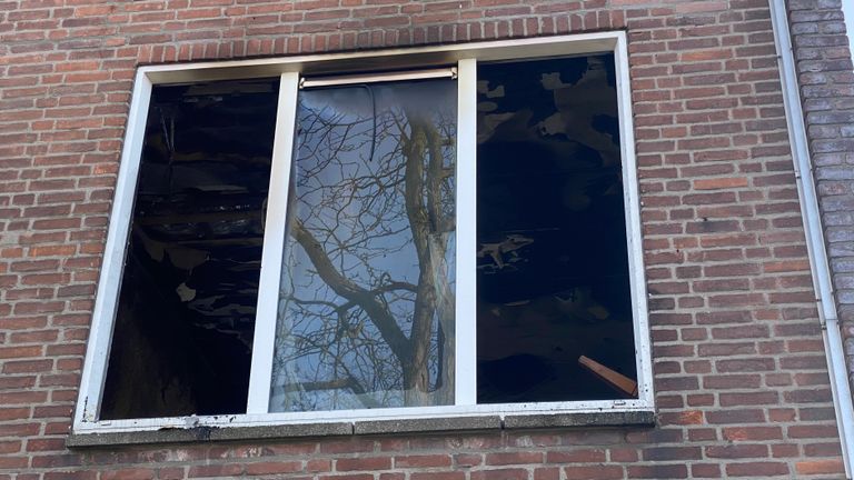 De woonkamer van het appartement is compleet verwoest (foto: Omroep Brabant).