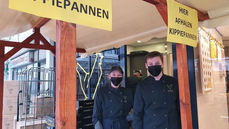 Gust en Romy hebben een afhaalkraampje buiten de winkel tegen de drukte (foto: Lola Zopfi).