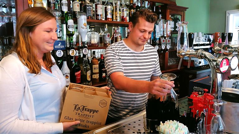 Bregje en Nick zijn hard bezig met de voorbereidingen.